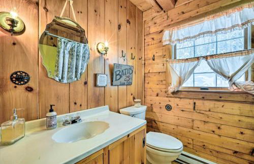 Andover Cabin Retreat with Hot Tub and Fireplace! - Foto 12