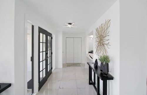Chic & modern canal-front retreat with private pool - Azure Tides - Photo 38