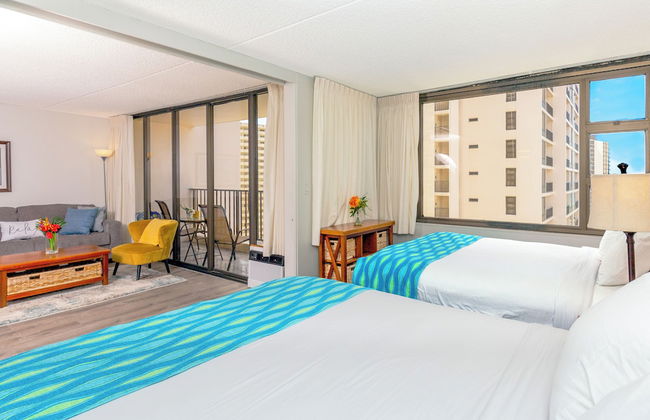 Partial Ocean View Condo with 2 Beds and Parking - Foto 5