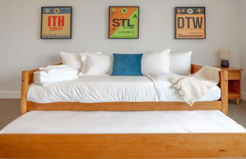 Beautiful Modern 3BR in the Grove ABODEbucks - Photo 28