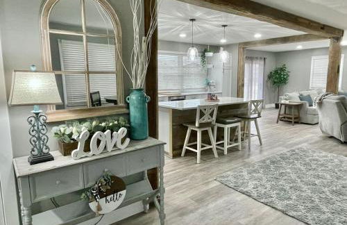 Rustic Chic in Charming Center Grove w Fenced Yard - Foto 1
