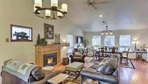 Riverfront Crescent City Home, 8 Mi to Beach! - Foto 3