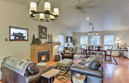 Riverfront Crescent City Home, 8 Mi to Beach! - Foto 3