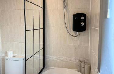 Lux 4 Bedroom House - Jacuzzi Bath Sleeps 9 Free Parking Near Leeds Centre - Foto 24