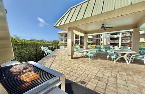 End Unit Steps from Beach Access w/ No Crazy Beach Prices - Foto 8