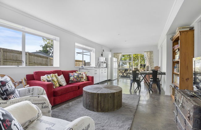 Bright 3-Bedroom Unit - WiFi & Parking - Photo 1