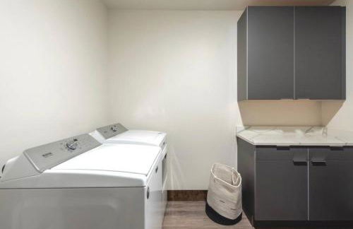 Walkable Downtown Loft with King Bed & Self Check in - Foto 27