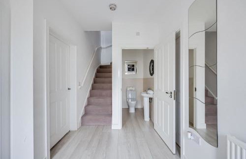 Detached 4 Bedroom 2 Bathroom House - Driveway Parking, Fast WiFi and Smart TV by Yoko Property - Foto 29