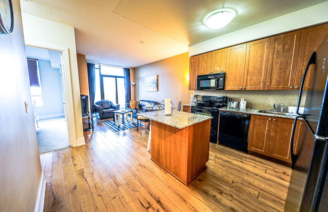 Lake View Luxury Condo by Elite Suites - Photo 6