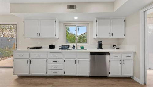 4Br Model Home w Pool and Pool table in Henderson - Foto 4