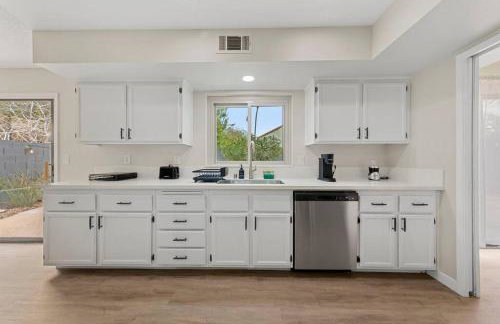 4Br Model Home w Pool and Pool table in Henderson - Foto 4