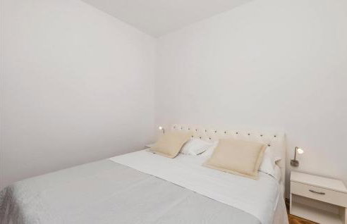 Cozy Home In Viskovo With Wifi - Photo 47