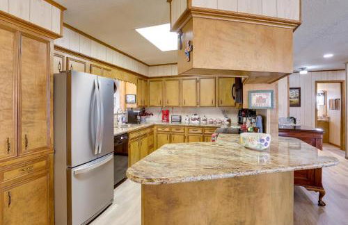 Hot Tub, Lake Access! Anglers Escape in Hemphill - Foto 6