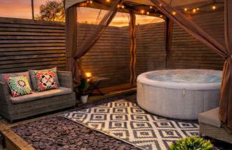 Cozy 2BR Getaway - Private Hot Tub & Bath Retreat - Foto 1