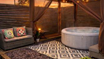 Cozy 2BR Getaway - Private Hot Tub & Bath Retreat - Foto 1