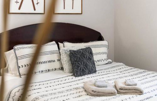 White Mountain Retreat with Theater, Fire Pit, Game Room and River Access - Foto 35