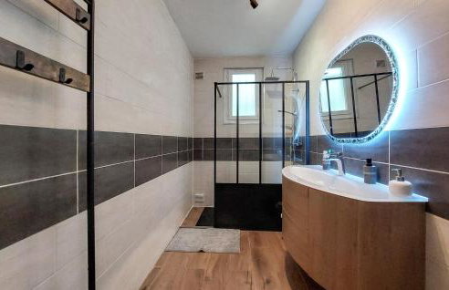 3 Bedroom Gorgeous Apartment In Confolens - Foto 24