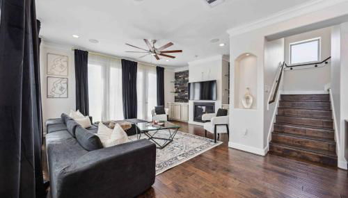 Resort vibe with Pool and Hot tub Downtown skyline views - Foto 2