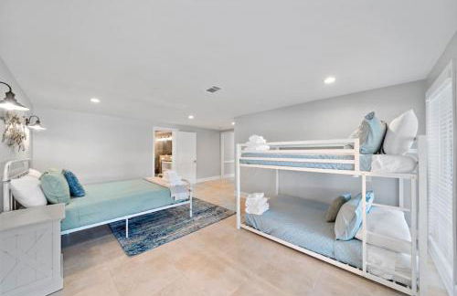 Waterfront oasis with private pool, game room, fire pit and volleyball court - Foto 57