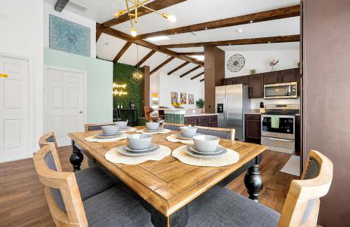 5BR Cottage w Pool & Hot Tub Near Disney - Foto 3