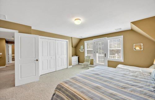 Stay 1 Block from Ocean at 7-Bed Retreat with Yard, Deck and Game Room, Host Up to 22 Across 16 Beds, Gas Fireplace, Gas Grill, Ample Parking, Walk to Menauhant Beach, Perfect for Family Getaway, 24 Hr Hospitality - Foto 58