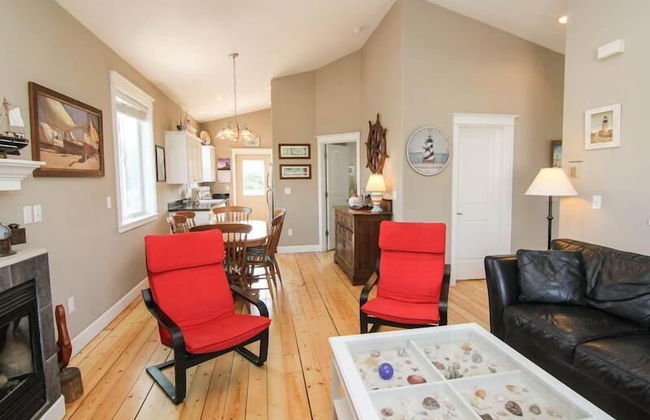 Lola's Lighthouse - Photo 2