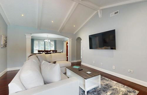 Bring Your Pup! Goose Creek Home with Private Pool - Foto 5