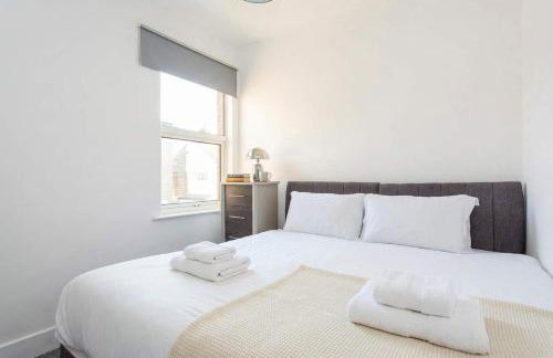 Modern 3 Bedroom Home with Parking in Southend - Foto 24