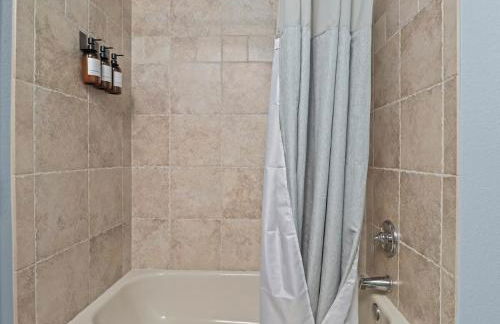 Family Getaway - Outdoor Activity Oasis - Mins to Downtown and Water Parks - Jacuzzi - Game Rm - Foto 31