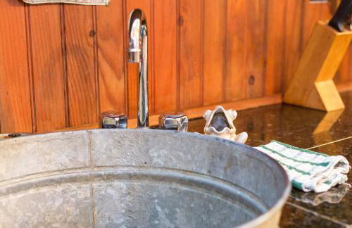 The Victorian Cottage at Creekside Camp & Cabins - Foto 12