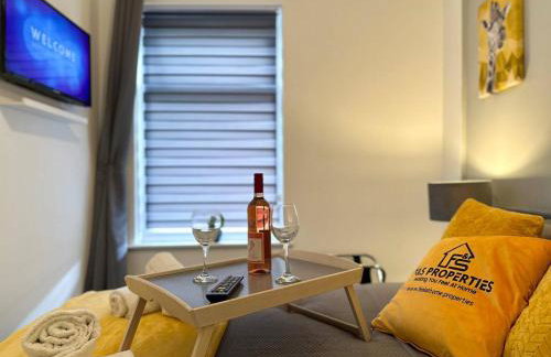 Sleek Skyward Serenity 2bed w Pool Table - Ystrad - Foto 30