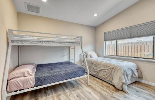 10 sleeps 3bd 2bth house Hot tub free parking - Foto 43