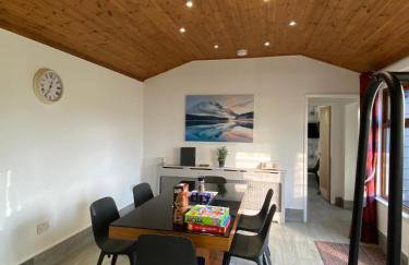 POPPY LUXURY LODGE Sleeps 8 at Fairview Farm, Ravenshead, Nottingham Near Sherwood Forest, Dog Friendly, Farm Stay great for wedding groups, families, Hen Do's, friends gatherings with amazing views - Foto 20