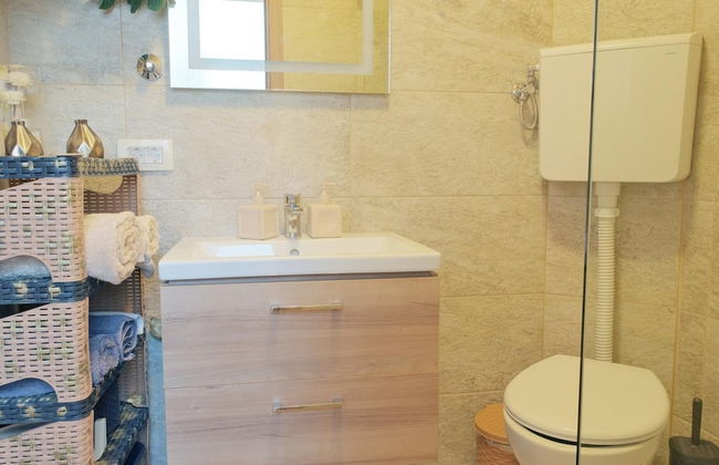 Chic and Elegant Flat Near Beach in Montenegro - Photo 25