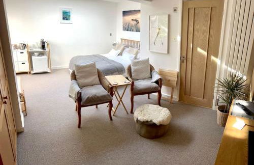 Relaxing private entrance ensuite room with stunning sea view and swimspa - Photo 6