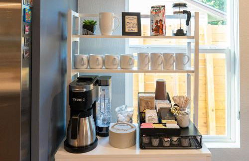 Modern 3BR Retreat with Fun Yard, Mini-Golf, Hot Tub & BBQ Dining Deck - Foto 27