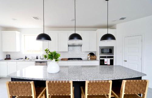 Luxe Living 4-bedroom with fireplace & game room - Photo 2