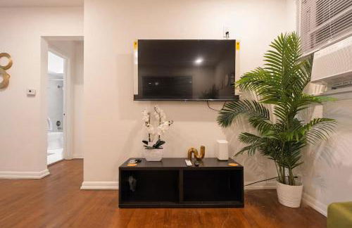 Two Bedroom house in Skokie with full kitchen and parking - Photo 9