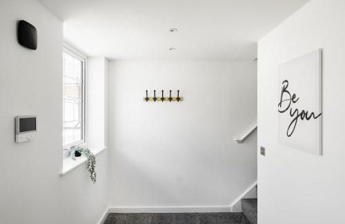 2Bed Flat-Secured Free Parking-by Holiday Homes - Photo 23