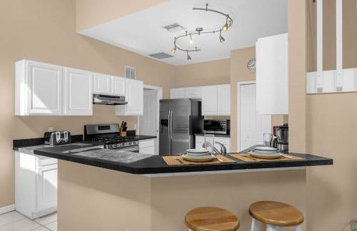 Upstay Home w Pool Hot Tub & Patio - Pet Friendly - Foto 15