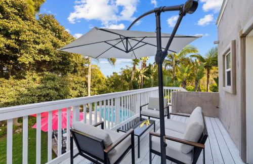 Oceanview Luxe Retreat with Rooftop - Foto 27