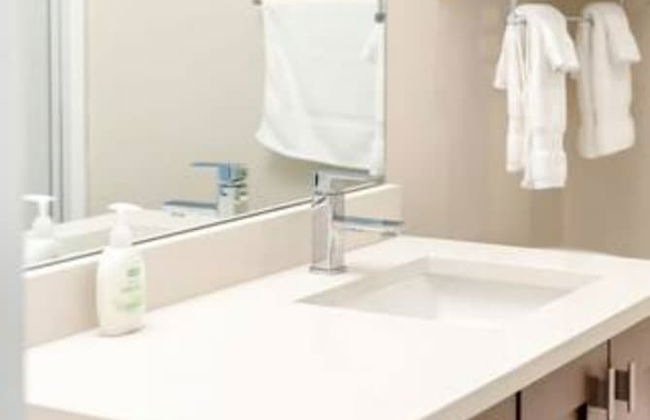 3BR Lakeside Dream Penthouse - Photo 33