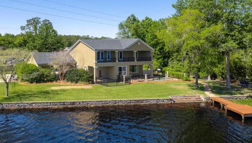 Lakeside Retreat with pool, dock & game room - Foto 4