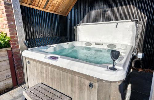 The Oak Sty - 2 Bed Countryside Cottage Escape in Durley with Hot Tub, Unique rural retreat, Private Parking, Sleeps 4 & Pet friendly - By Blue Puffin Stays - Photo 5