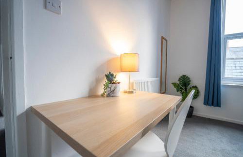 2 Bed-Town Centre-Free Parking - by Holiday Homes - Foto 16