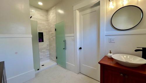 *Boho Bungalow-King-Backyard-Full Kitchen-W/D* - Foto 4