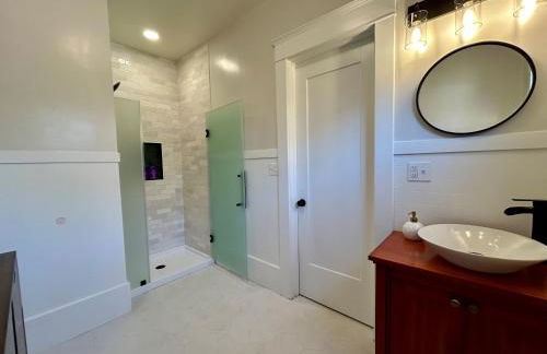 *Boho Bungalow-King-Backyard-Full Kitchen-W/D* - Foto 4