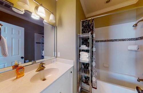 Fantastic getaway with private pool, deck, game room, AC & fast WiFi - Foto 34