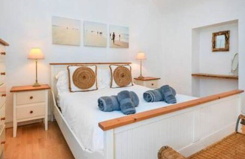 Beautiful cottage a stones throw from the beach. - Photo 25