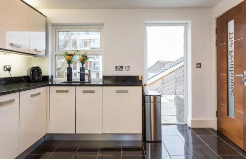 The Penthouse, Opposite Sale Metrolink, Includes Free Parking - Photo 9